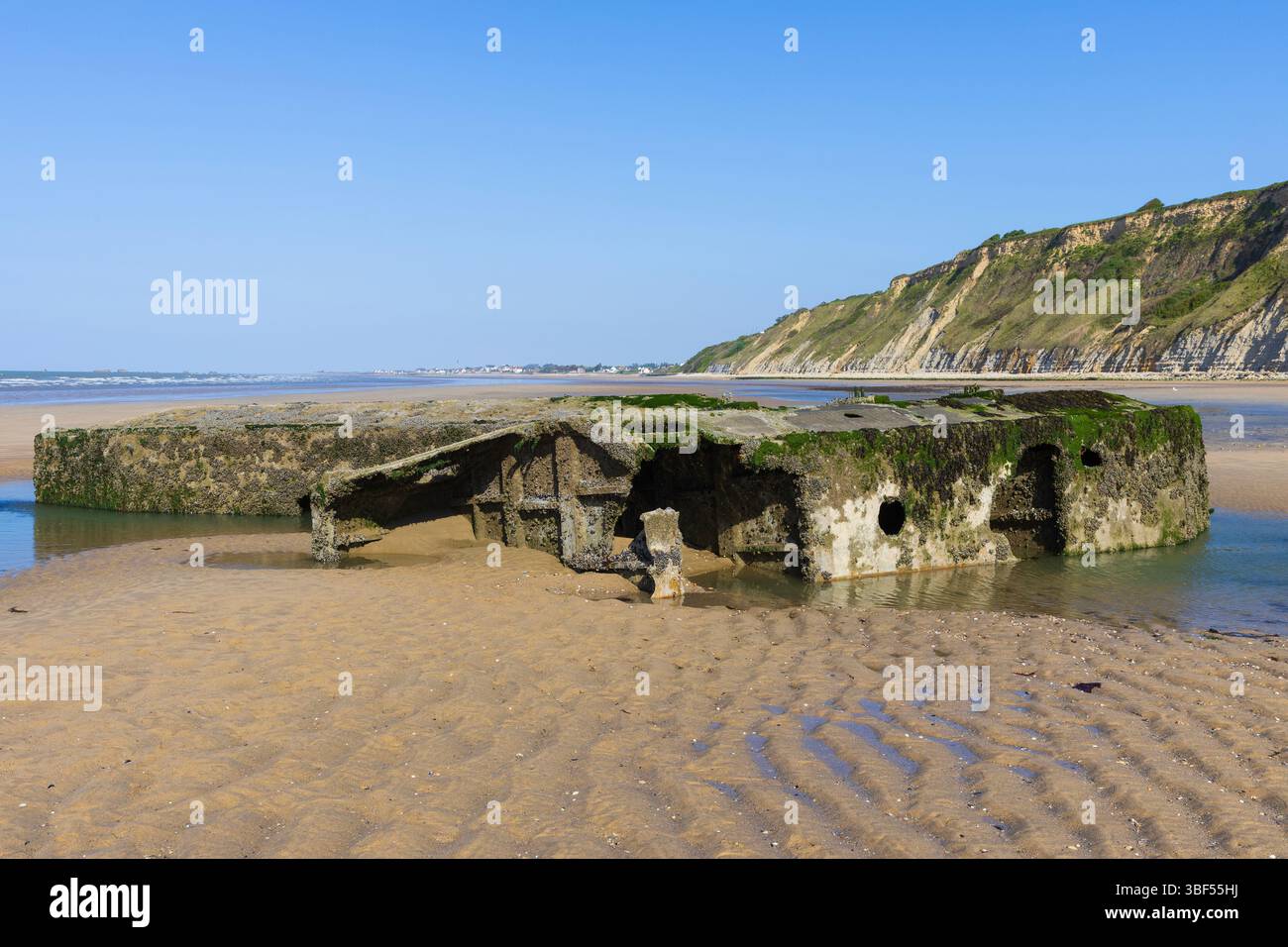 Die Überreste von Mulberry Harbour B (Port Winston) wurden am D-Day genutzt, um Truppen, Vorräte und Fahrzeuge in Arromanches-les-Bains (Calvados) in Frankreich zu bringen Stockfoto
