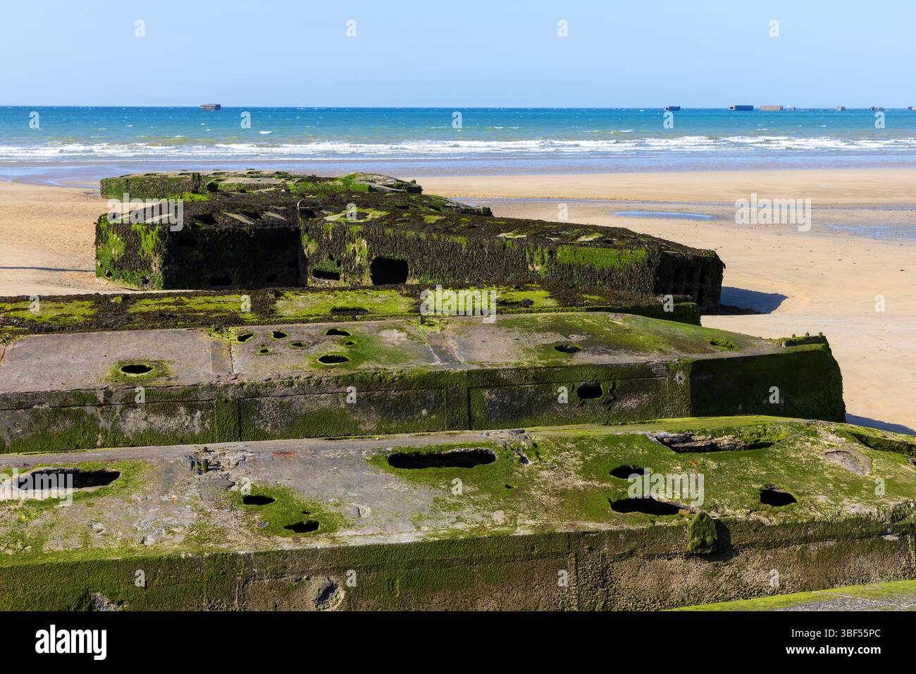 Die Überreste von Mulberry Harbour B (Port Winston) wurden am D-Day genutzt, um Truppen, Vorräte und Fahrzeuge in Arromanches-les-Bains (Calvados) in Frankreich zu bringen Stockfoto
