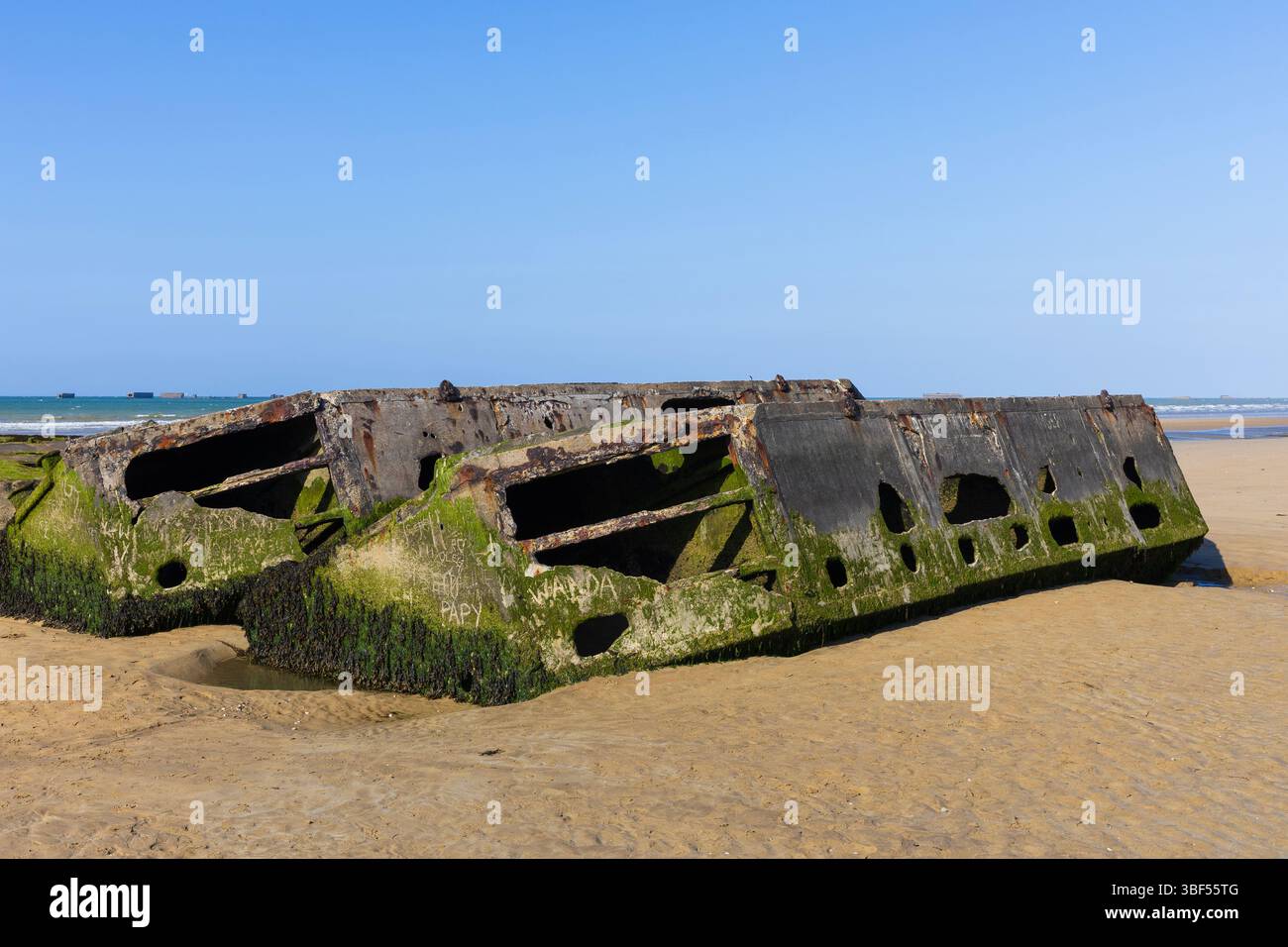 Die Überreste von Mulberry Harbour B (Port Winston) wurden am D-Day genutzt, um Truppen, Vorräte und Fahrzeuge in Arromanches-les-Bains (Calvados) in Frankreich zu bringen Stockfoto
