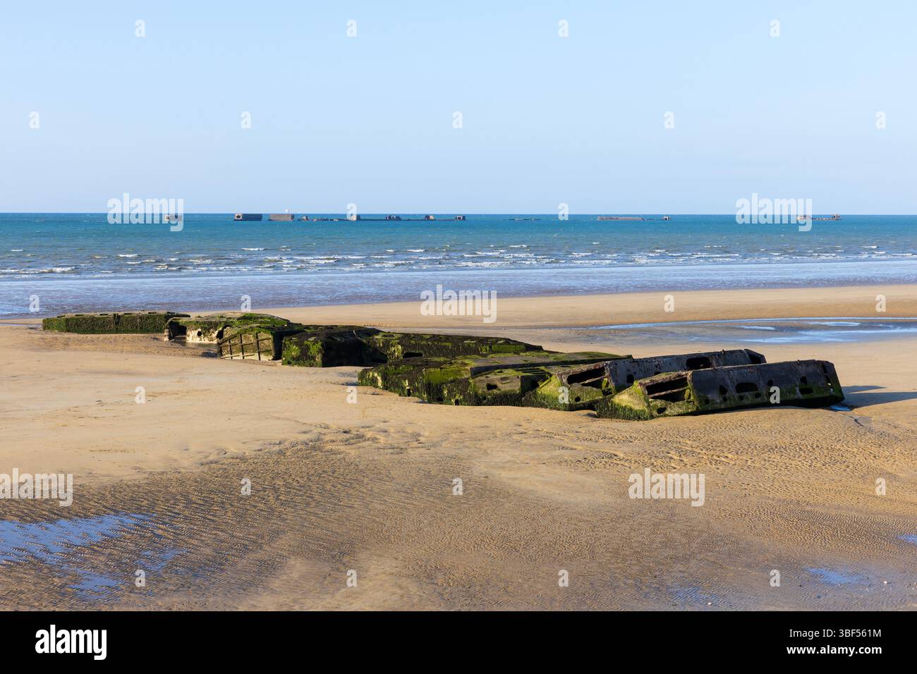 Die Überreste von Mulberry Harbour B (Port Winston) wurden am D-Day genutzt, um Truppen, Vorräte und Fahrzeuge in Arromanches-les-Bains (Calvados) in Frankreich zu bringen Stockfoto