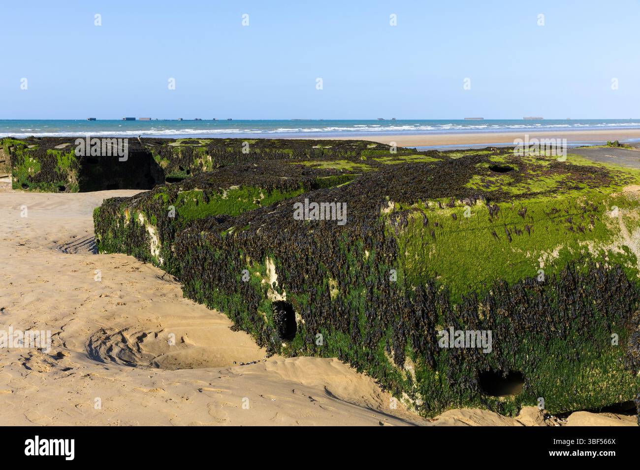 Die Überreste von Mulberry Harbour B (Port Winston) wurden am D-Day genutzt, um Truppen, Vorräte und Fahrzeuge in Arromanches-les-Bains (Calvados) in Frankreich zu bringen Stockfoto