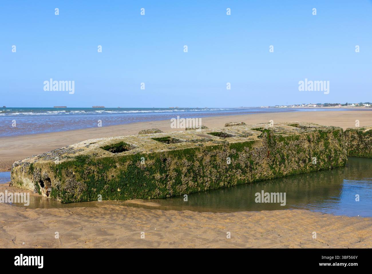 Die Überreste von Mulberry Harbour B (Port Winston) wurden am D-Day genutzt, um Truppen, Vorräte und Fahrzeuge in Arromanches-les-Bains (Calvados) in Frankreich zu bringen Stockfoto