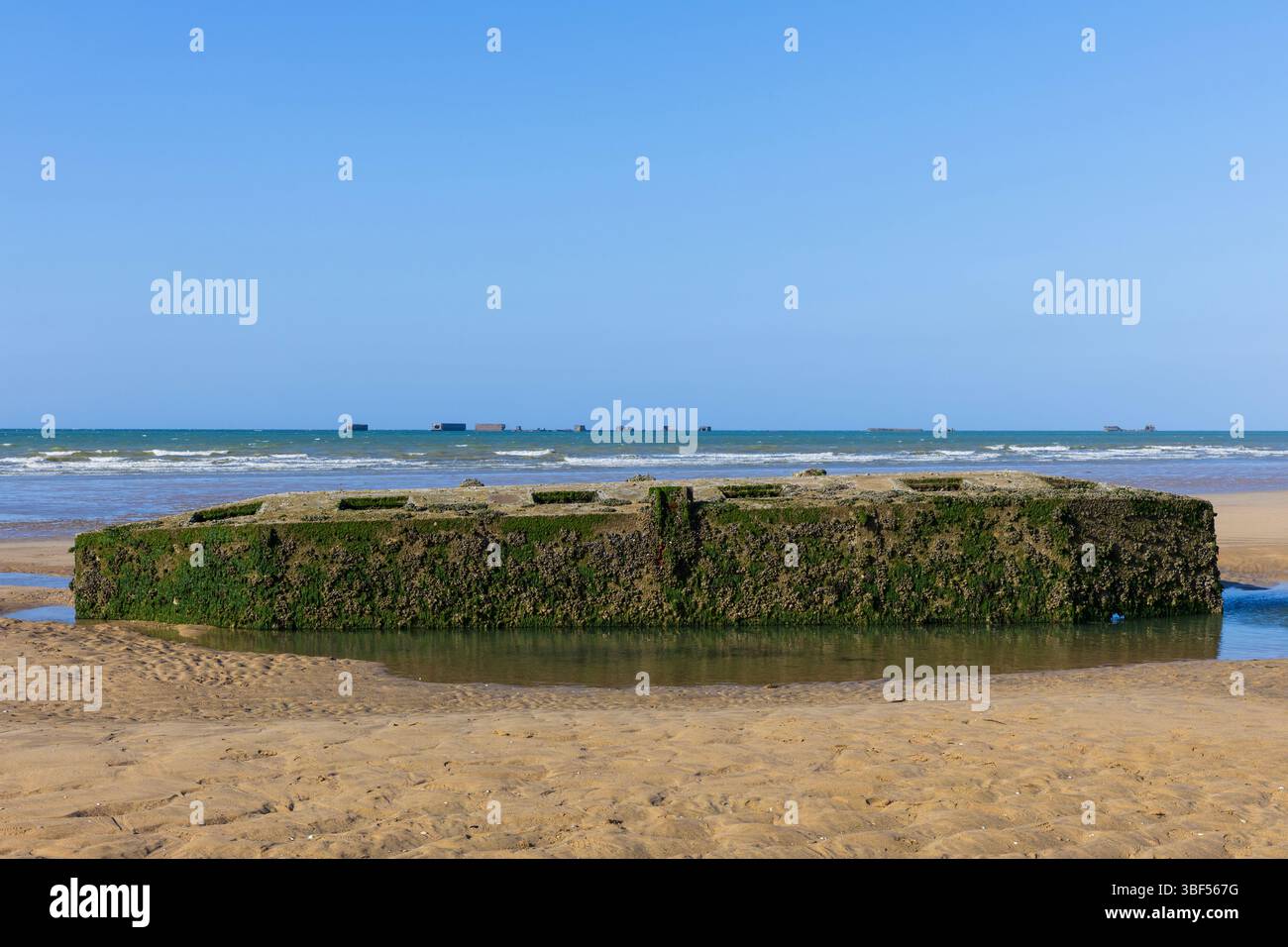 Die Überreste von Mulberry Harbour B (Port Winston) wurden am D-Day genutzt, um Truppen, Vorräte und Fahrzeuge in Arromanches-les-Bains (Calvados) in Frankreich zu bringen Stockfoto