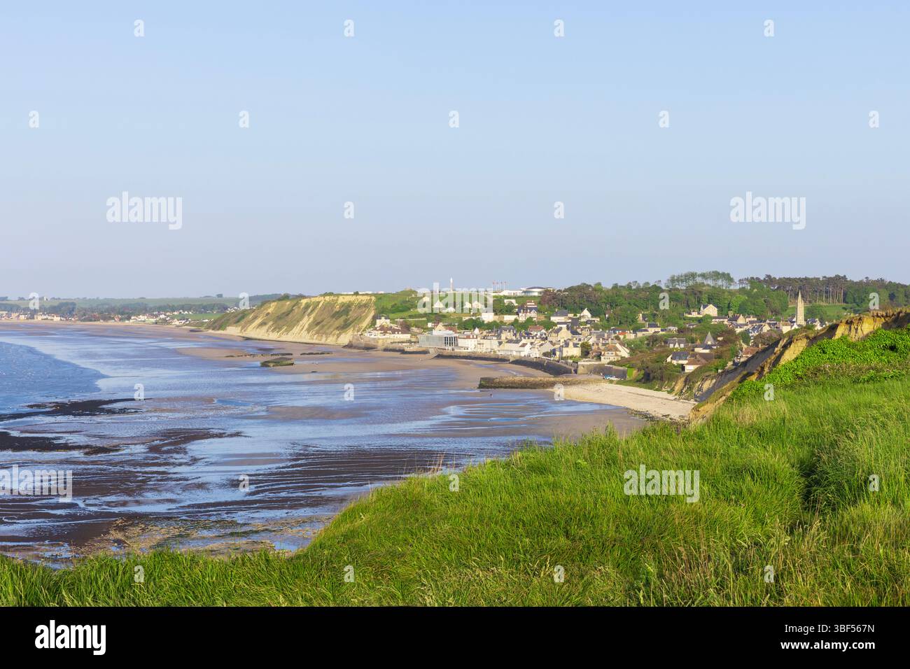 Die Überreste von Mulberry Harbour B (Port Winston) wurden am D-Day genutzt, um Truppen, Vorräte und Fahrzeuge in Arromanches-les-Bains (Calvados) in Frankreich zu bringen Stockfoto