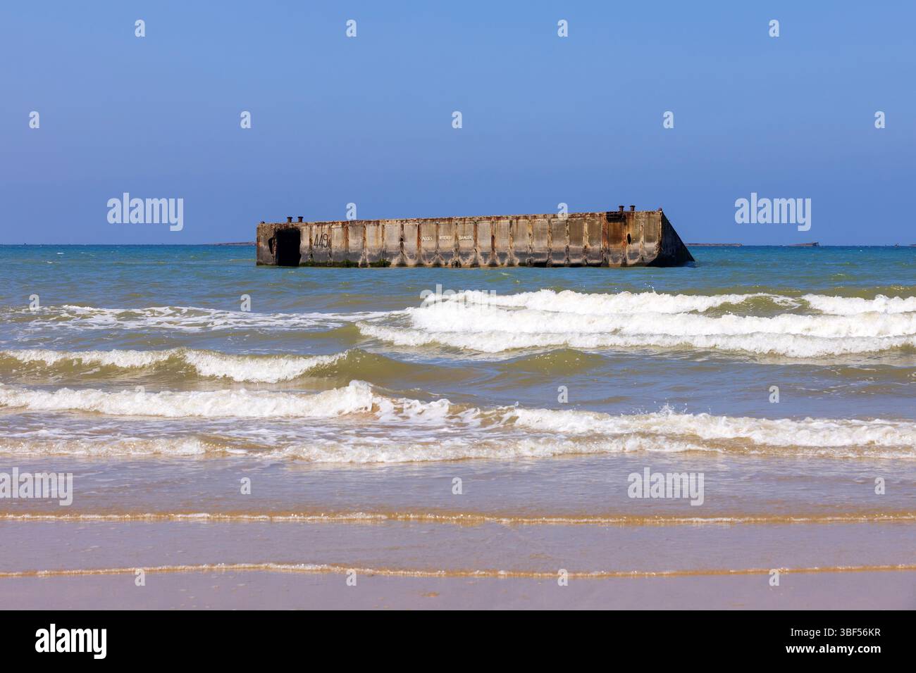 Die Überreste von Mulberry Harbour B (Port Winston) wurden am D-Day genutzt, um Truppen, Vorräte und Fahrzeuge in Arromanches-les-Bains (Calvados) in Frankreich zu bringen Stockfoto