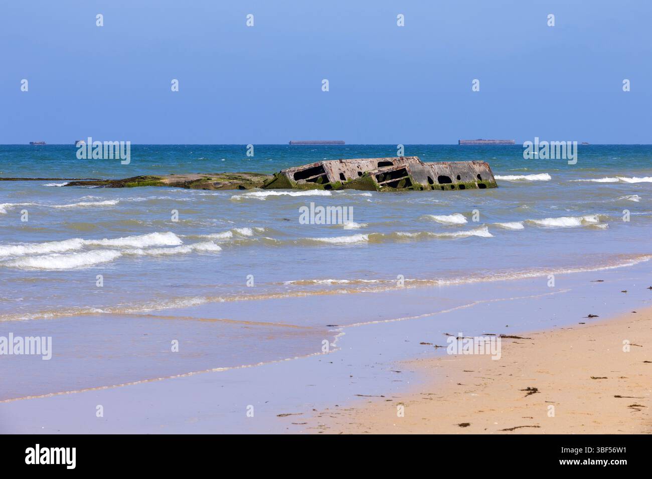Die Überreste von Mulberry Harbour B (Port Winston) wurden am D-Day genutzt, um Truppen, Vorräte und Fahrzeuge in Arromanches-les-Bains (Calvados) in Frankreich zu bringen Stockfoto