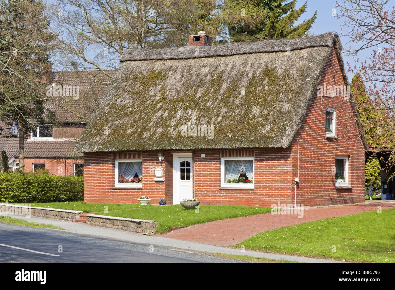 Typisches Vorstadthaus in der Nähe von Straße. Horizontalen Schuss Stockfoto