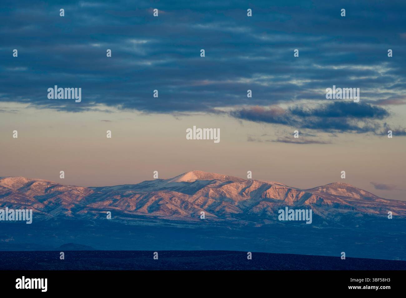 März 2023. Blick auf den Berg Chicoma (3.524 m (11.562 ft)) von nördlich von Santa Fe. Par of Jemez Bergkette. Stockfoto