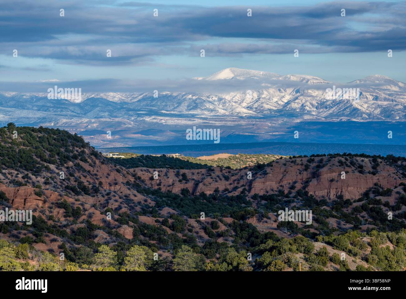März 2023. Blick auf den Berg Chicoma (3.524 m (11.562 ft)) von nördlich von Santa Fe. Par of Jemez Bergkette. Stockfoto