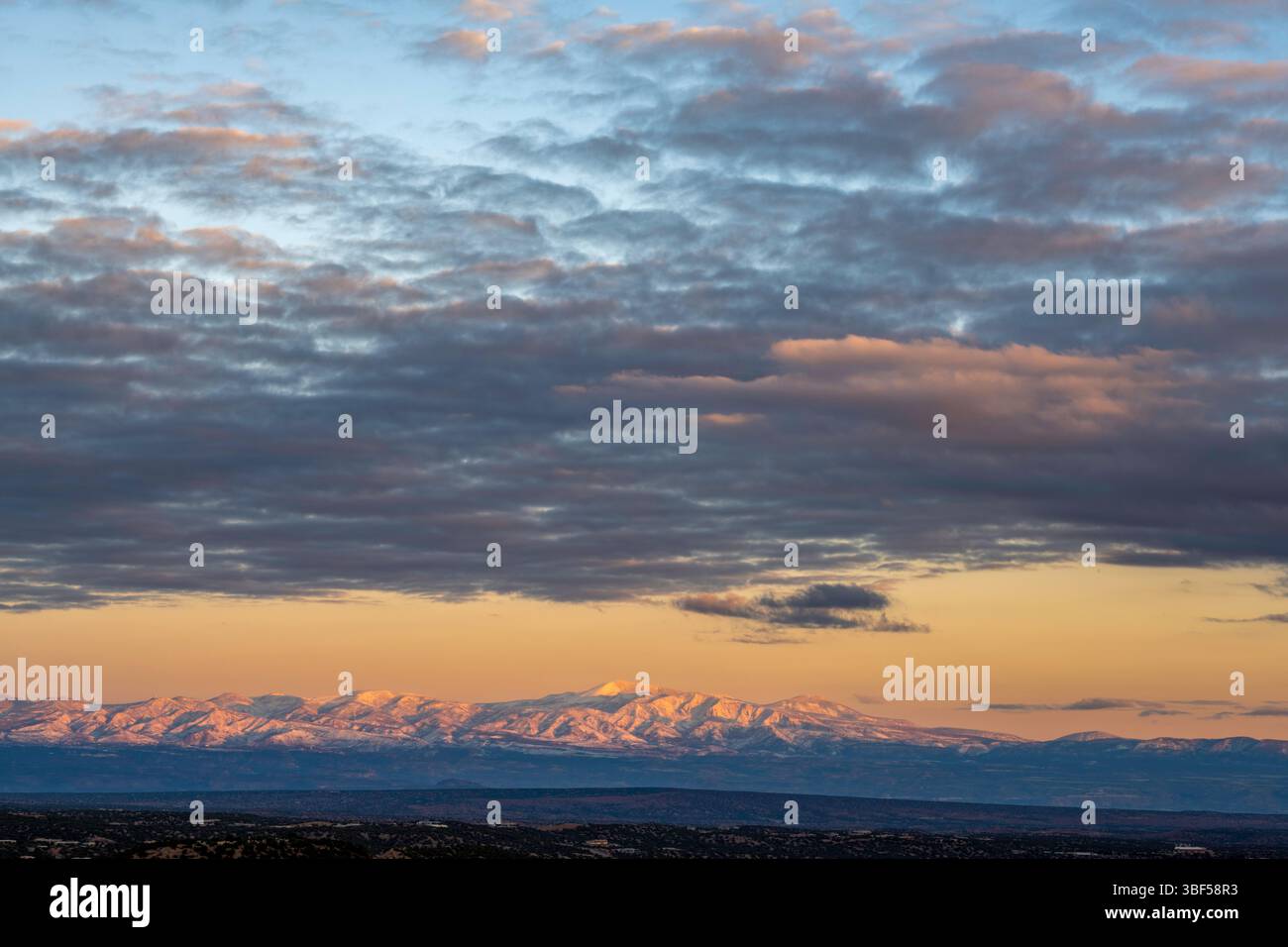 März 2023. Blick auf den Berg Chicoma (3.524 m (11.562 ft)) von nördlich von Santa Fe. Par of Jemez Bergkette. Stockfoto