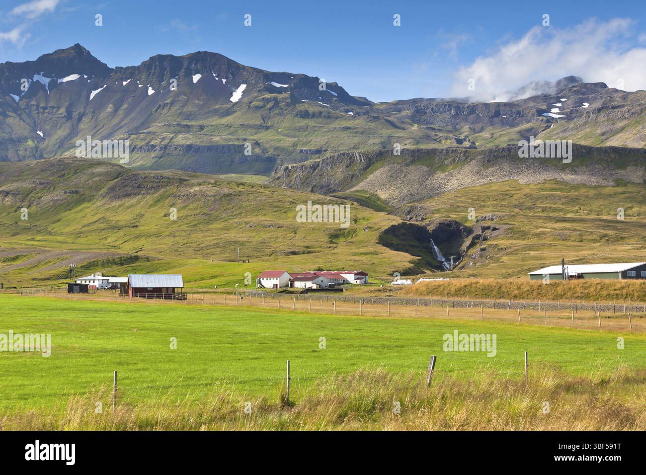 Berge Landschaft mit isländischen Häuser Stockfoto