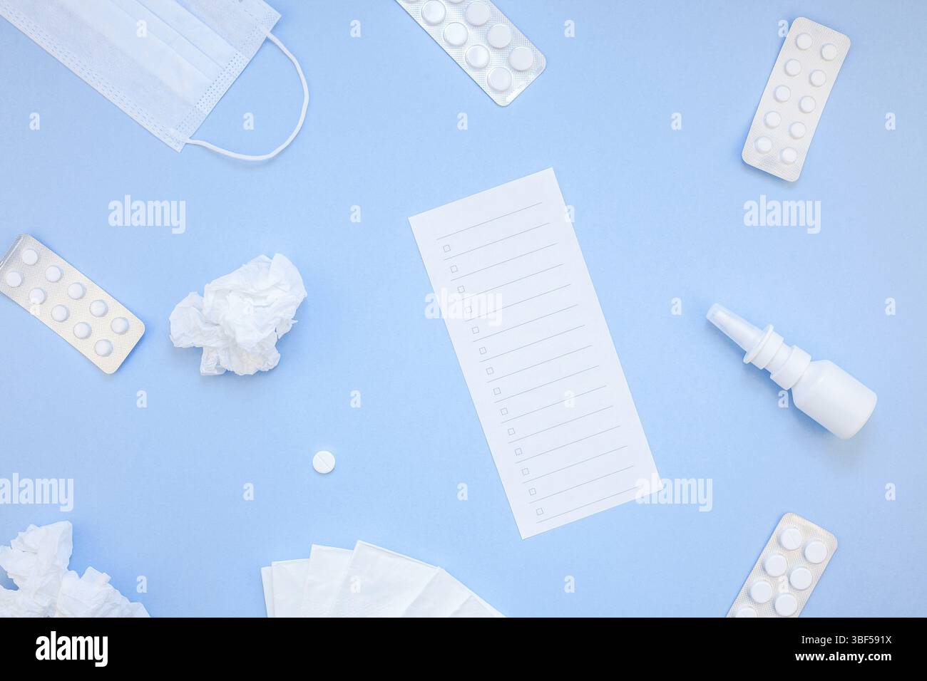 Kreative flach Konzept der saisonale Frühling Allergie mit Servietten, Pillen, Gesichtsmaske und Tropfen in einer Flasche mit Kopie Raum Hintergrund minimal Style, Te Stockfoto