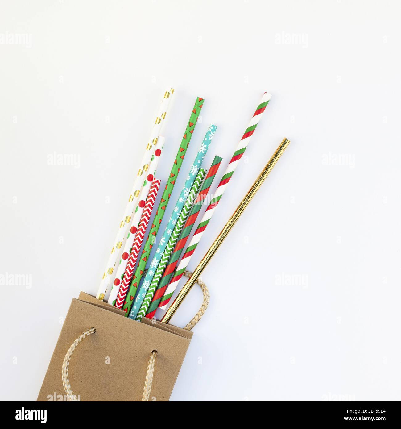 Silvester oder Weihnachten Dekoration flache Ansicht von oben Xmas holiday celebration Shopping Konzept Einrichtung auf weißem Tageslicht Hintergrund legen. Platz Vorlage Stockfoto