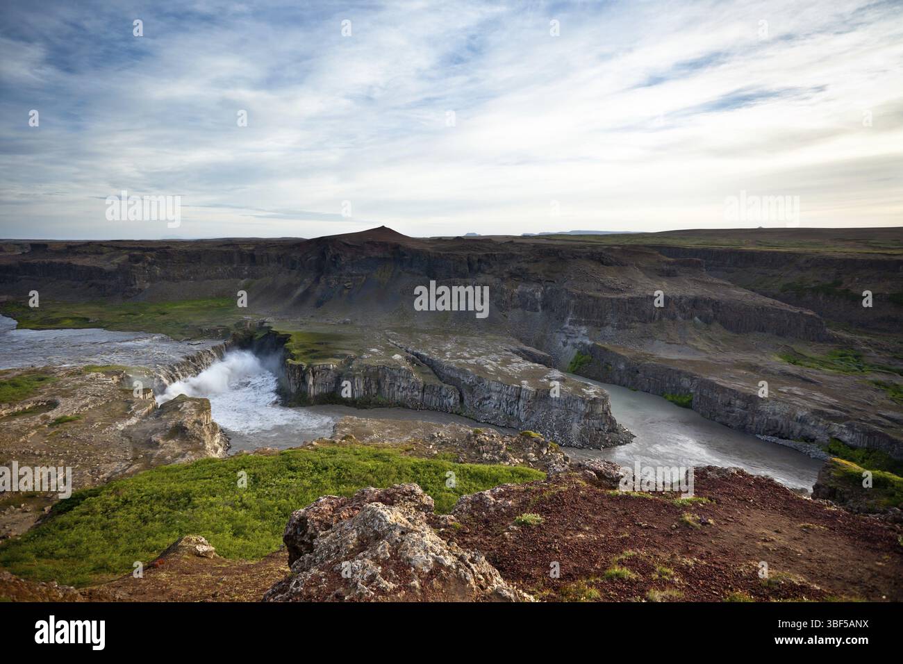 Wasserfall Dettifoss in Island unter einem blauen Himmel mit Wolken. Horizontalen Schuss Stockfoto