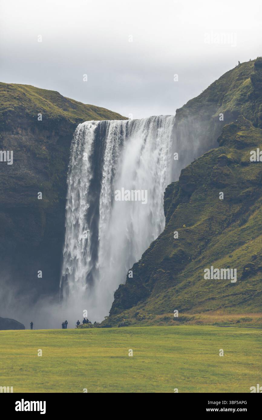 Skogafoss Wasserfall, südlichen Teil Islands, bei bedecktem Wetter Stockfoto