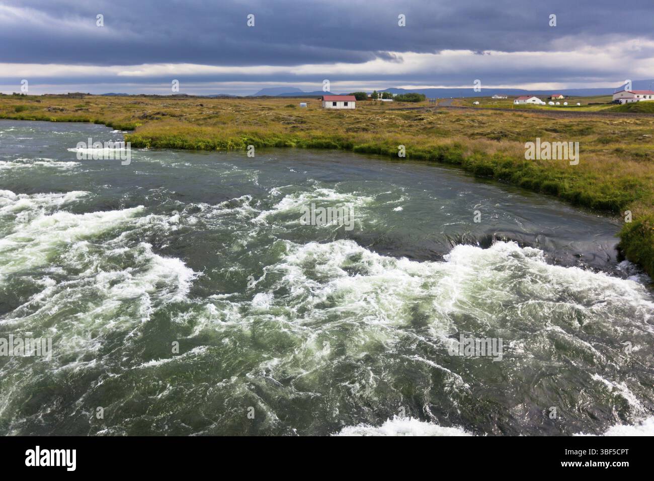 Summer Island Landschaft mit reißenden Fluss bei bedecktem Wetter Stockfoto