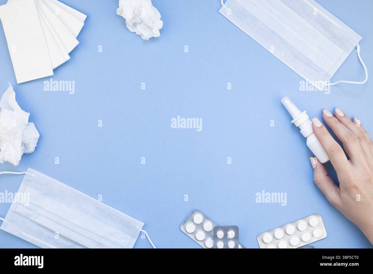 Kreative flach Konzept der saisonale Frühling Allergie mit Servietten, Pillen, Gesichtsmaske, Tropfen in einer Flasche und eine weibliche Hand mit Kopie Raum Hintergrund mi Stockfoto