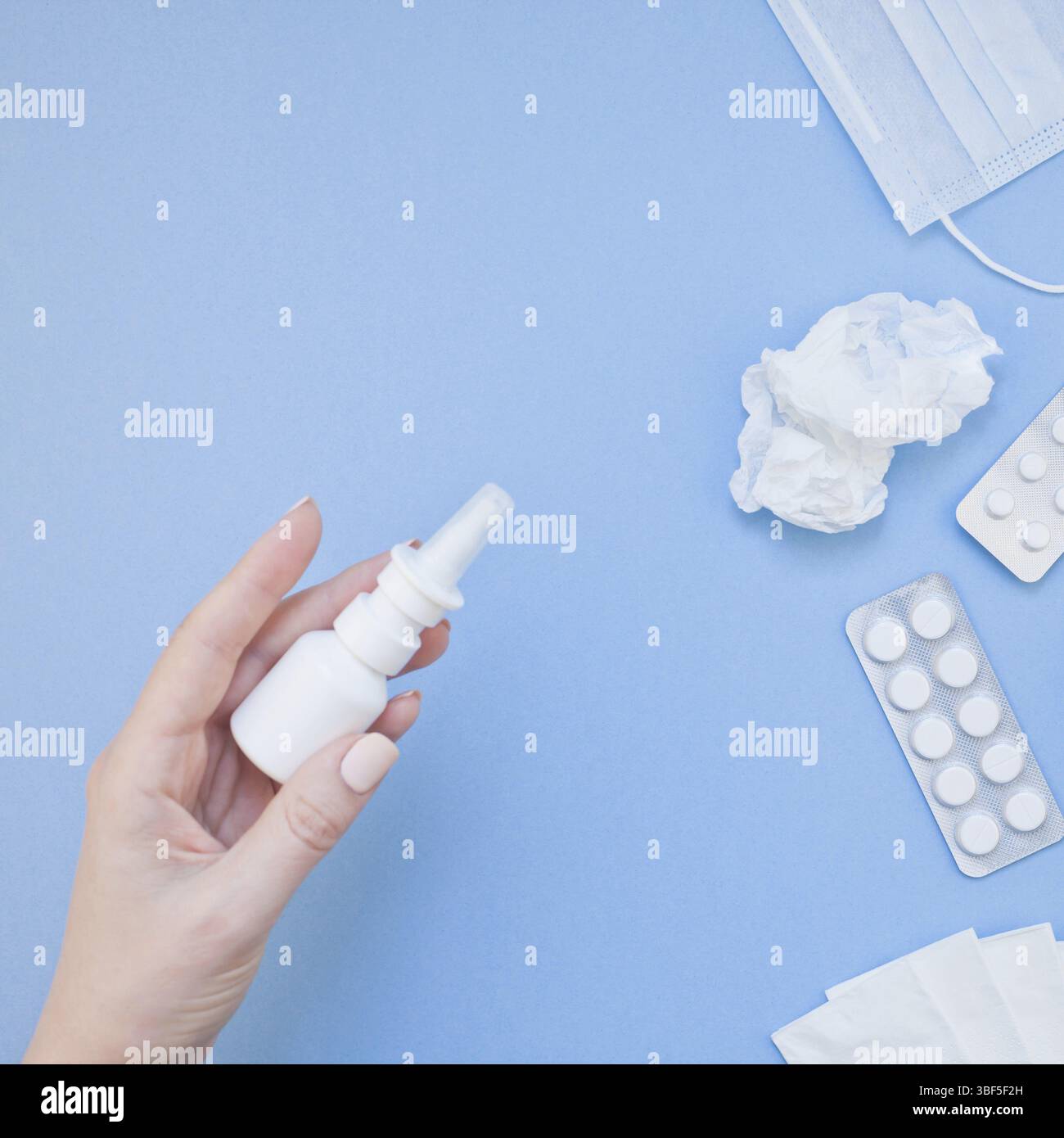 Kreative flach Konzept der saisonale Frühling Allergie mit Servietten, Pillen, Gesichtsmaske, Tropfen in einer Flasche und eine weibliche Hand mit Platz kopieren Raum backgr Stockfoto