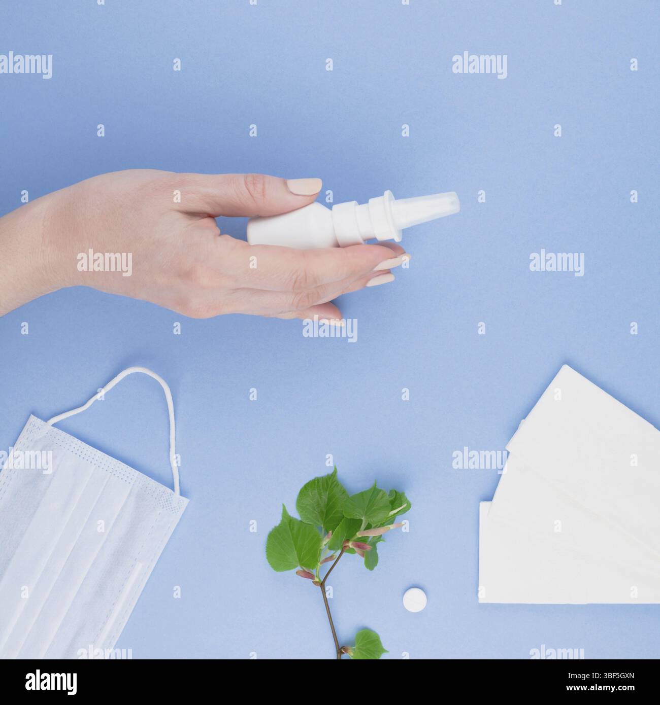 Kreative flach Konzept der saisonale Frühling Pollenallergie mit Servietten, Pillen, Gesichtsmaske, Tropfen in der Flasche und frische grüne Sprossen in eine weibliche Hand Stockfoto