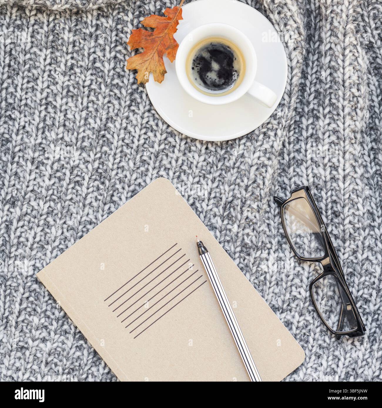 Kreative square Herbst flach overhead Draufsicht stilvolle Home Arbeitsbereich mit Notebook Kaffee Tasse gemütlichen grau gestrickt plaid Background Copy space. Fallen Stockfoto