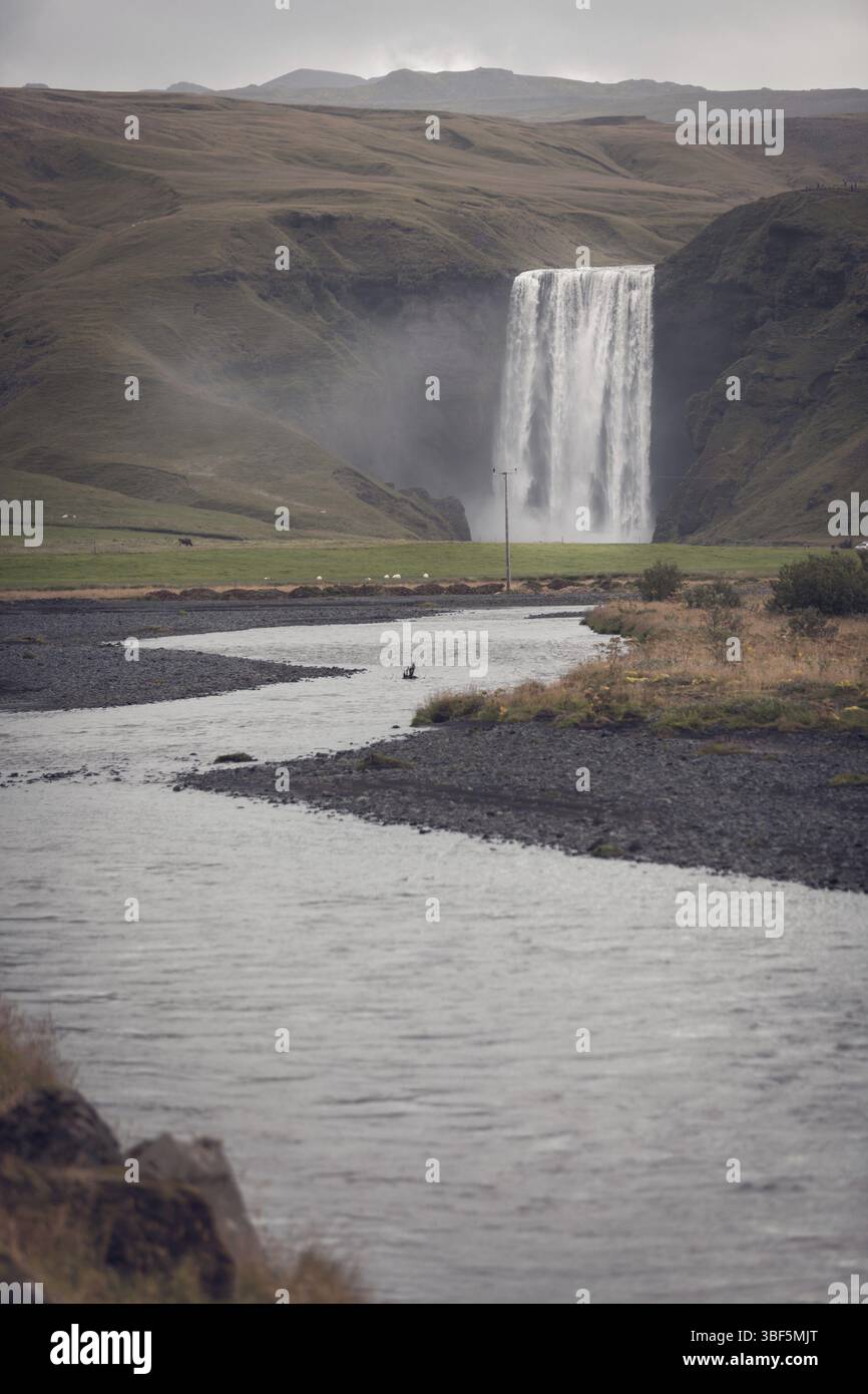 Skogafoss Wasserfall, südlichen Teil Islands, bei bedecktem Wetter Stockfoto
