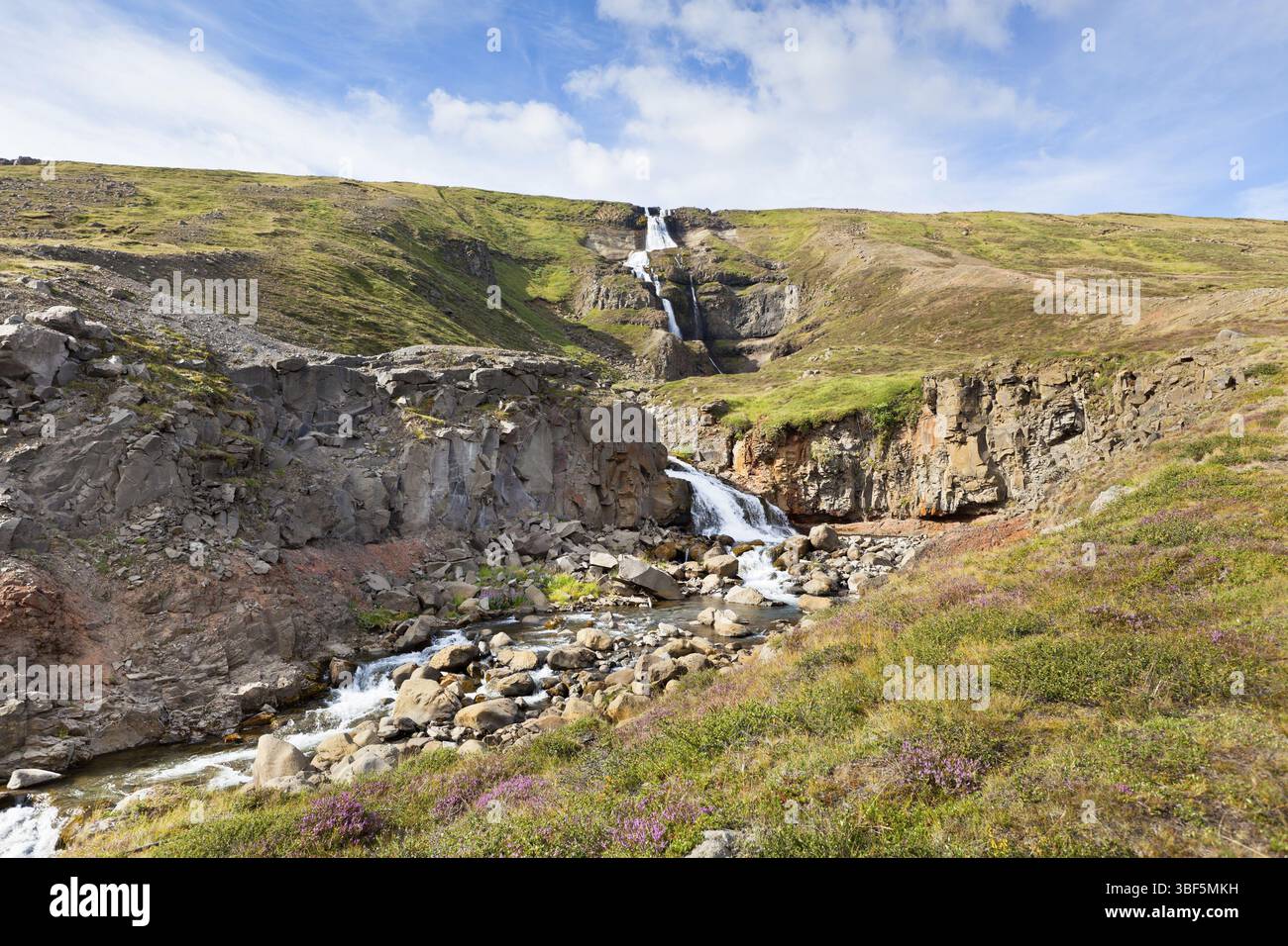 Summer Island Landschaft mit Wasserfall und strahlend blauer Himmel. Horizontalen Schuss Stockfoto