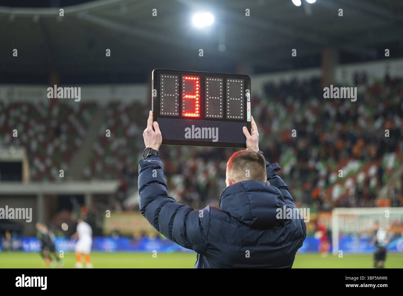 Der technische Schiedsrichter zeigt 3 Minuten zusätzliche Zeit während des Fußballspiels in Lubin, Polen, Europa Stockfoto