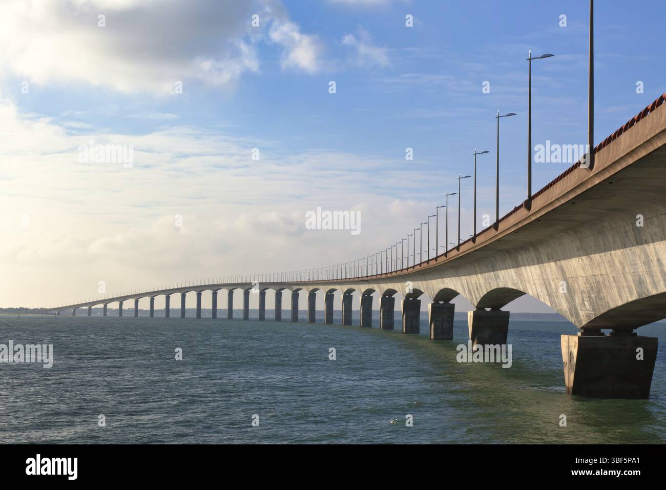 Gekrümmten Beton-Brücke über dem Wasser. Horizontalen Schuss Stockfoto
