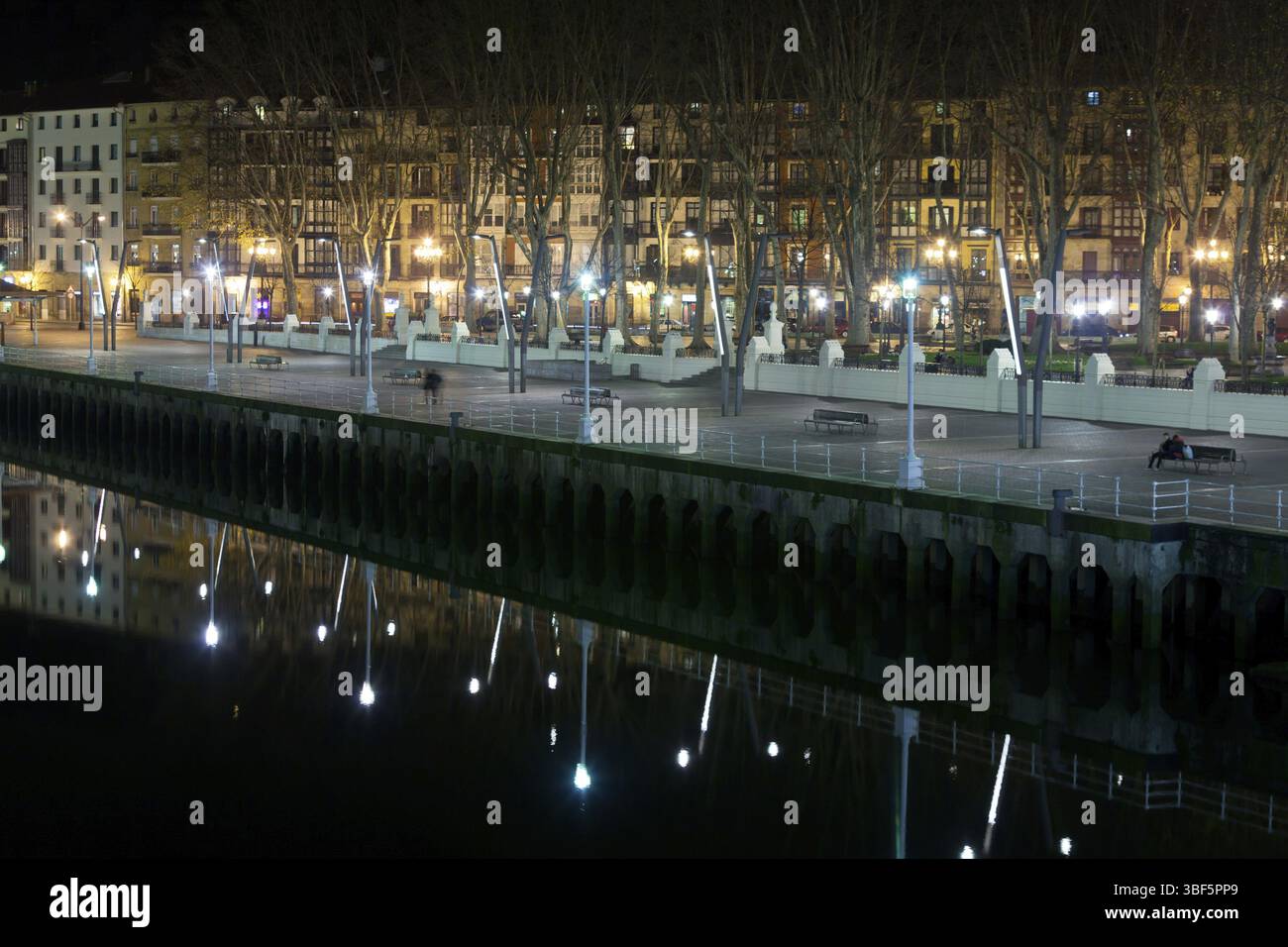 Bilbao, Baskenland, Spanien Stadtbild bei Nacht. Horizontalen Schuss Stockfoto