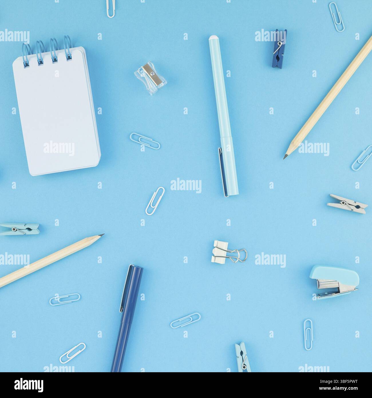 Ansicht von oben flach von Arbeitsbereich Schreibtisch gestalteten Design Schul- und Büromaterial mit Kopie Raum türkis blau Papier Hintergrund minimal Style. Squa Stockfoto