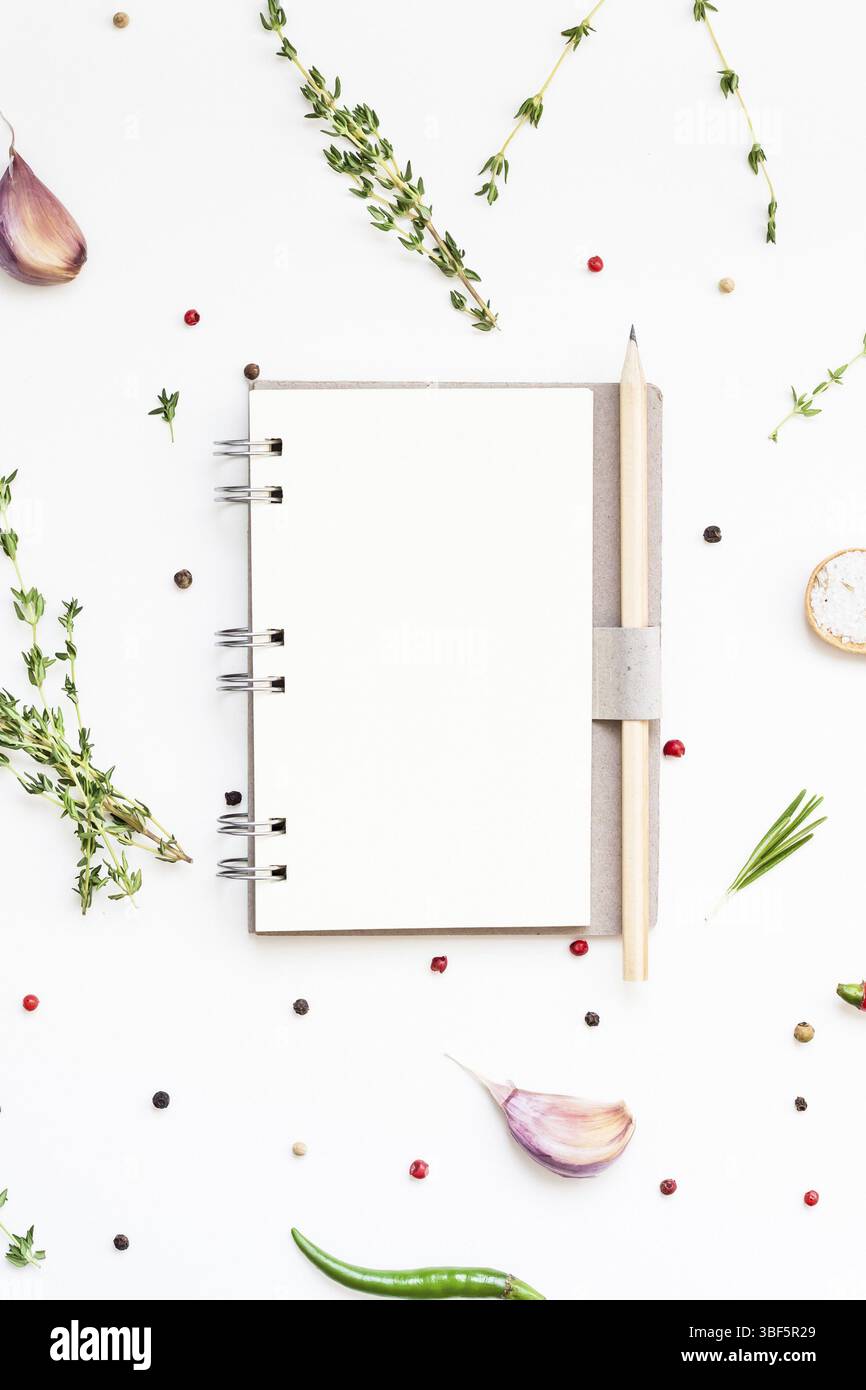 Flach Ansicht leer notebook Seiten mockup text Raum Einladungskarte auf weißem Hintergrund mit grünen Kräutern und Gewürzen. Menü oder Rezeptbuch oder Stockfoto