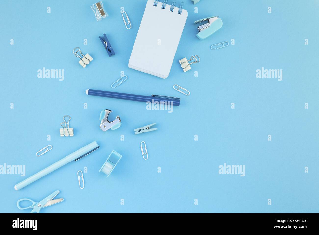 Ansicht von oben flach von Arbeitsbereich Schreibtisch gestalteten Design Schul- und Büromaterial mit Kopie Raum türkis blau Papier Hintergrund minimal Style. Temp. Stockfoto
