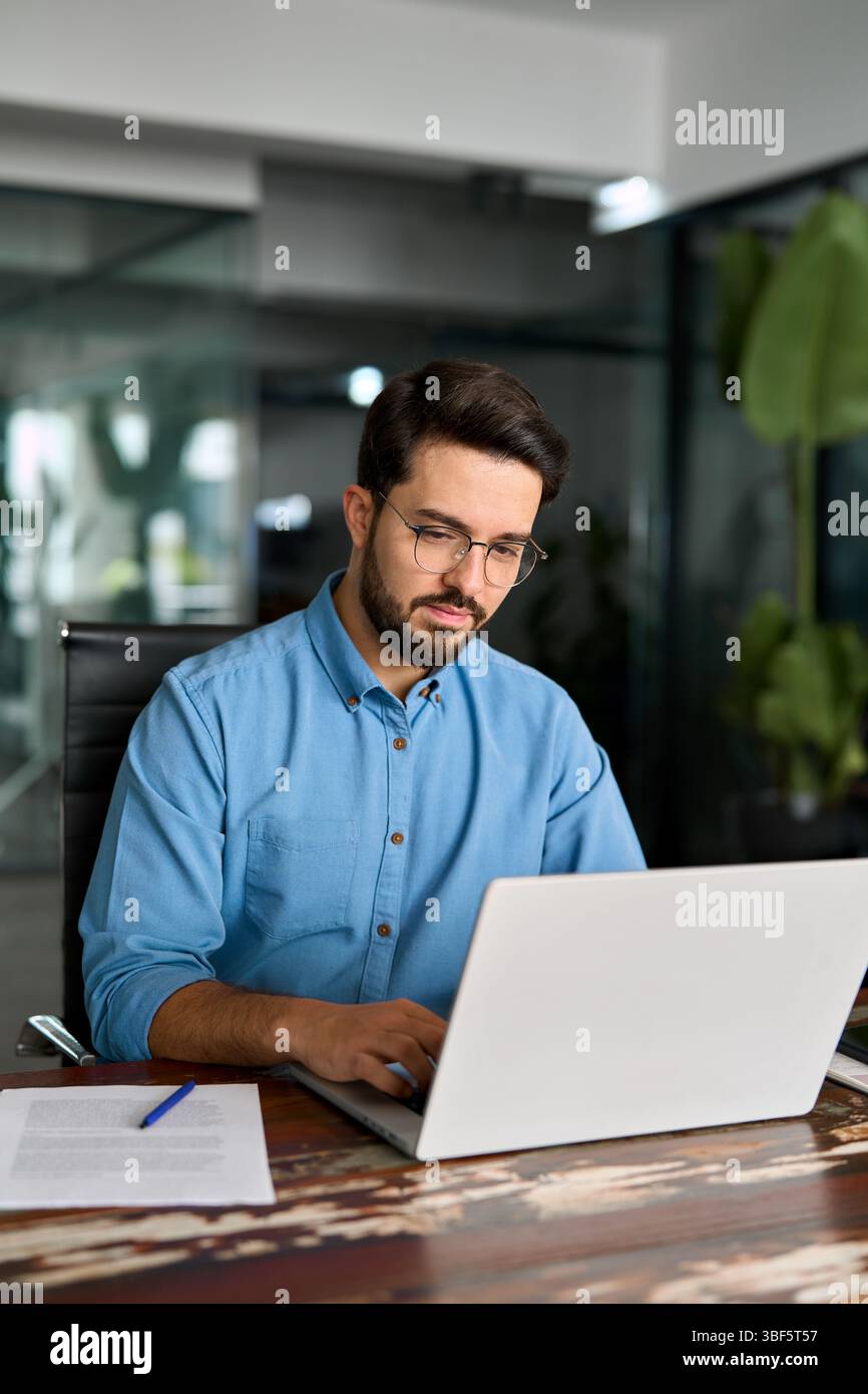 Geschäftlicher Geschäftsmann mit Laptop, der am Schreibtisch im Büro arbeitet. Stockfoto