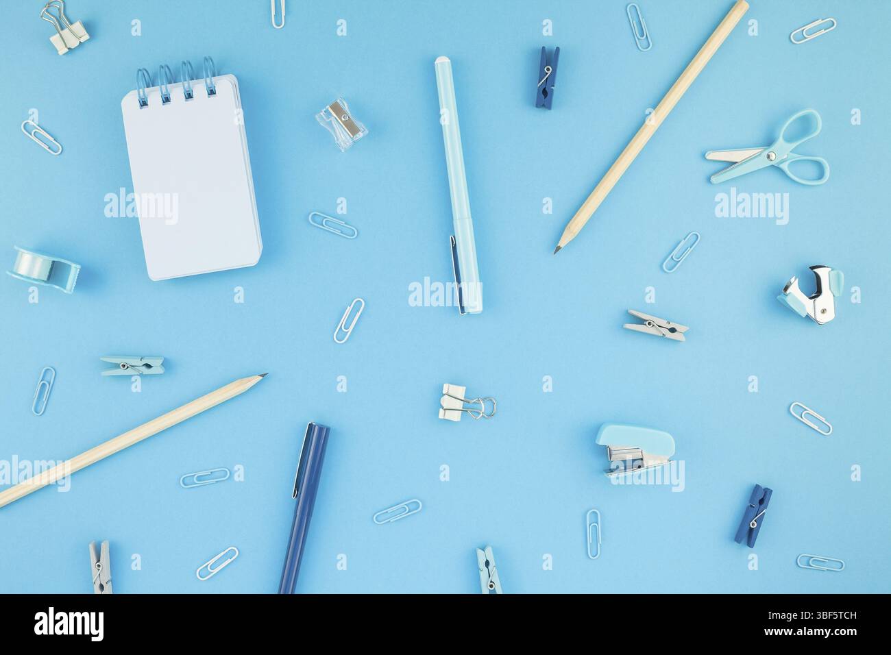 Ansicht von oben flach von Arbeitsbereich Schreibtisch gestalteten Design Schul- und Büromaterial mit Kopie Raum türkis blau Papier Hintergrund minimal Style. Temp. Stockfoto