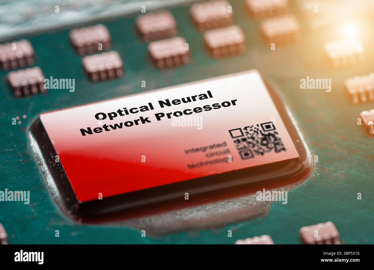 Prozessor für optisches neuronales Netzwerk. Integrierte Chips mit lichtbasiertem Computing für ultraschnelle Leistung. AI-Modellausführung. Stockfoto