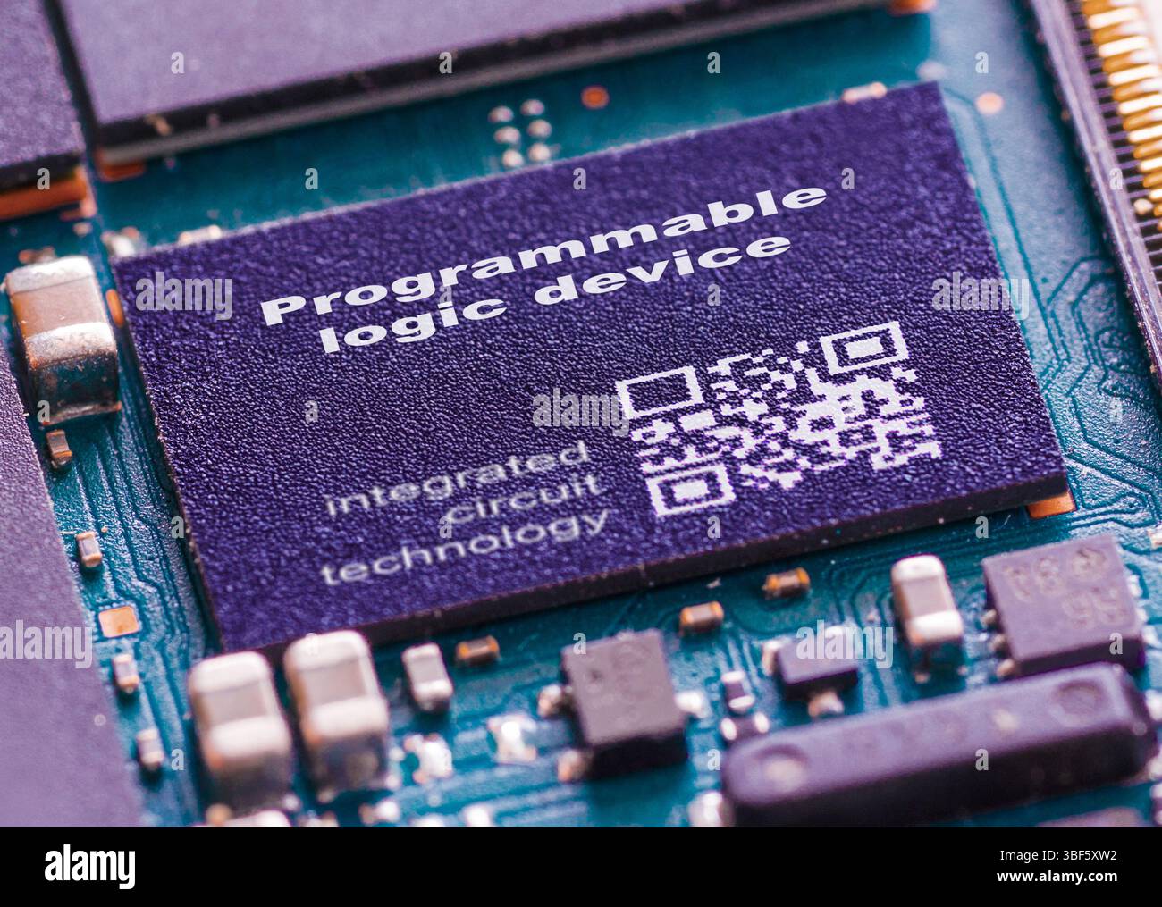 Programmierbares Logikbaustein. Kann für die Implementierung verschiedener digitaler Schaltungen konfiguriert werden. Stockfoto