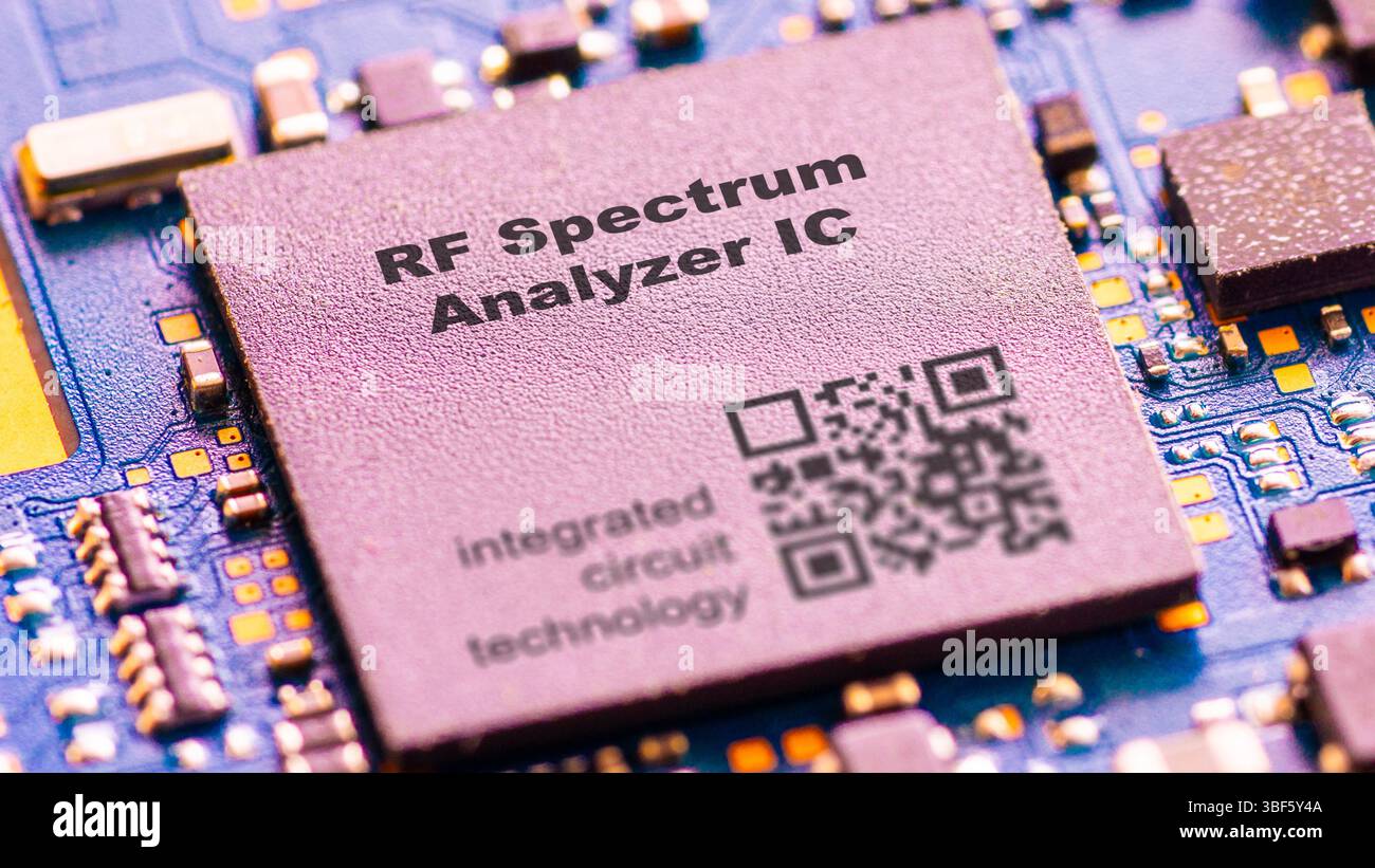 Mikrochip des HF-Spektrumanalysators. Microchip zur Analyse des Frequenzspektrums von HF-Signalen. Stockfoto