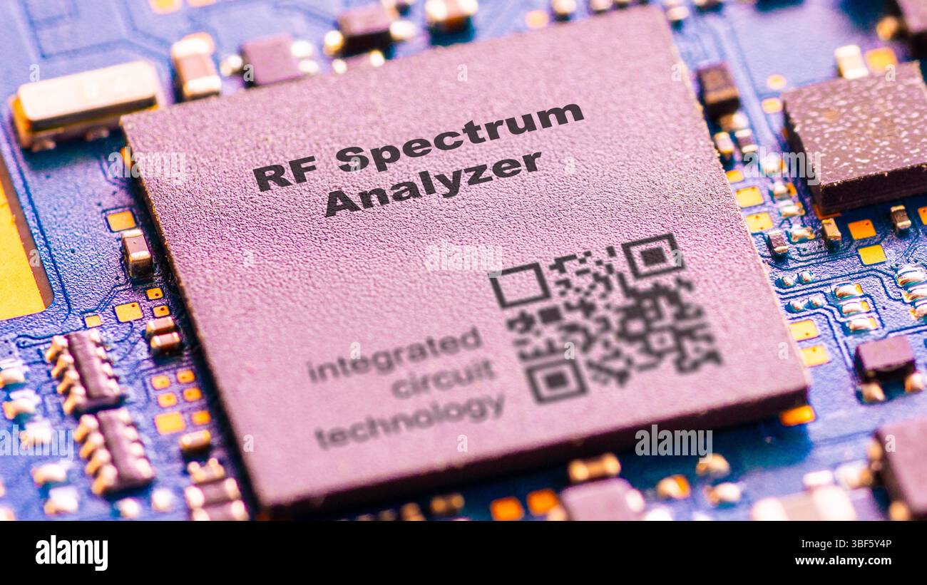 HF-Spektrumanalysator. Microchip zur Analyse des Frequenzspektrums von HF-Signalen. Stockfoto