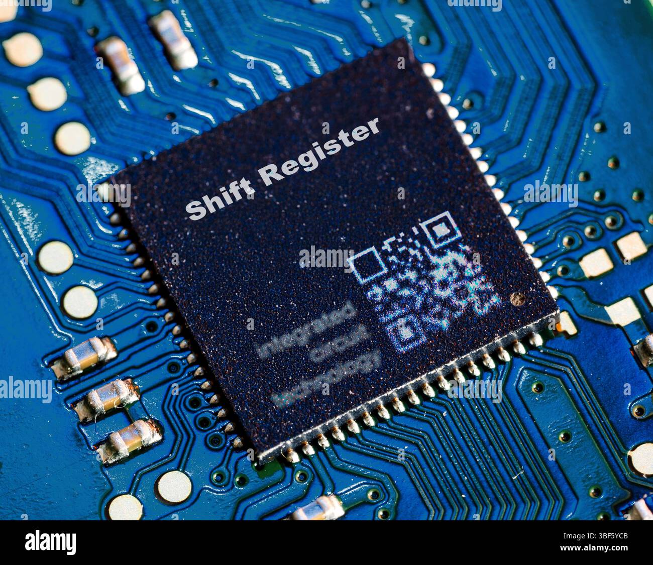 Schichtregister. Microchip zum vorübergehenden Speichern und Verschieben von Daten in digitalen Schaltungen. Stockfoto