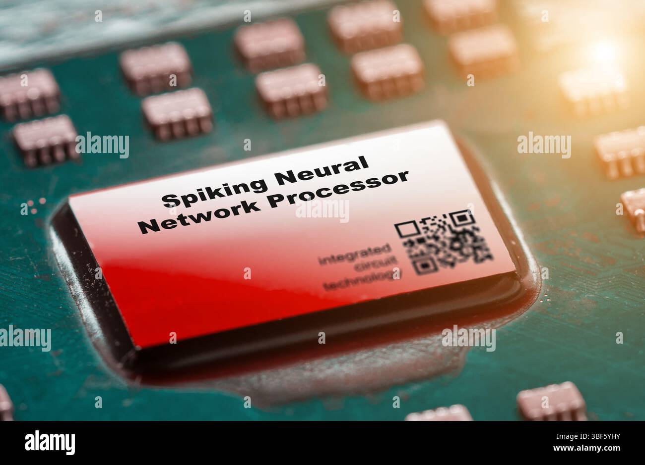 Prozessor für neuronales Netzwerk mit Spikes. Integrierte Chips, die neuronale Netzmodelle implementieren, um die Verarbeitung des menschlichen Gehirns nachzuahmen. Stockfoto