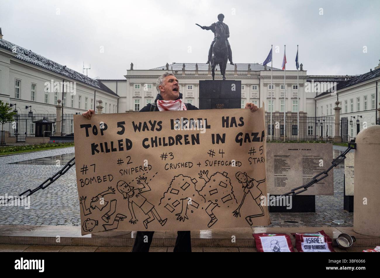 Ein Demonstrant singt pro-palästinensische Slogans, während er während einer Demonstration vor dem Präsidentenpalast ein handgefertigtes Banner hält. Am Freitag, dem 30. Mai, versammeln sich eine Gruppe palästinensischer Aktivisten und Demonstranten im polnischen Präsidentenpalast in Warschau. Die Demonstranten tragen Banner, Plakate und Fahnen und versuchen, die Präsidentschaftskandidaten an die Präsidentschaftswahlen am Sonntag und ihre Wähler daran zu erinnern, dass der Völkermord in Gaza ein lebendiges und dringliches Thema ist. UN-Generalsekretär Antonio Guterres hat erklärt, dass "die Lage der Palästinenser im Gazastreifen unbeschrieben ist Stockfoto