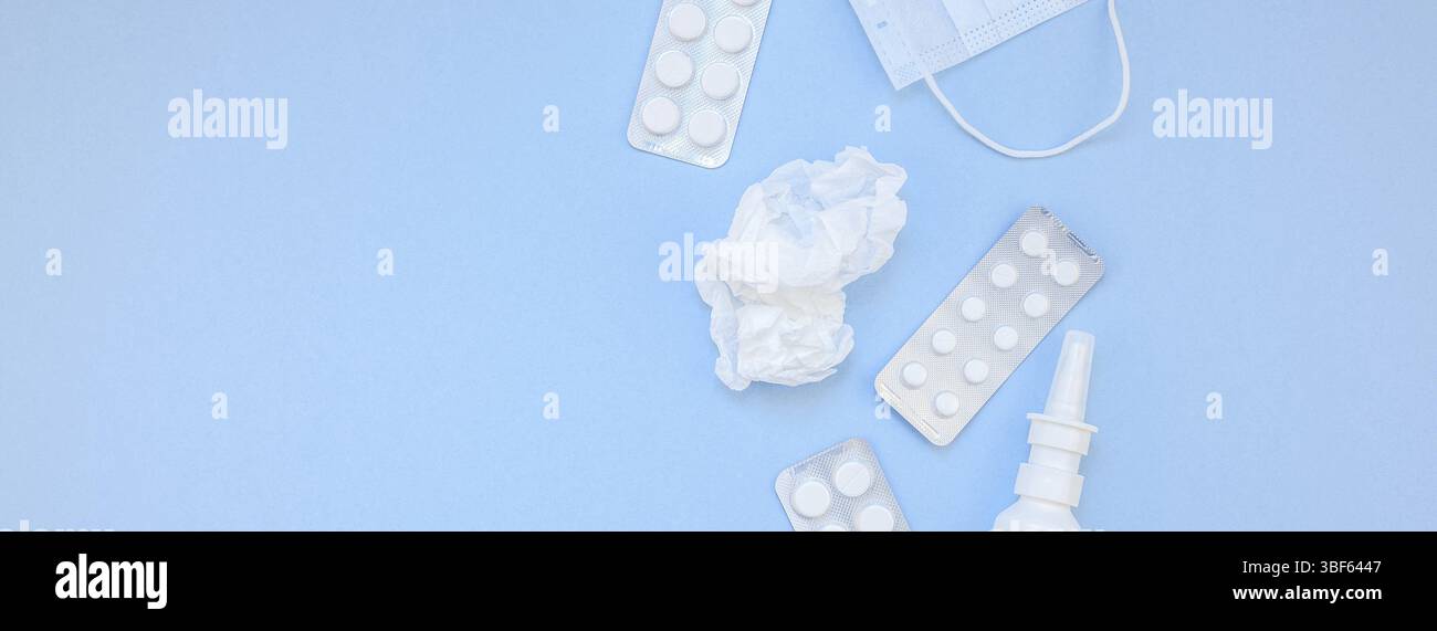 Kreative flach Konzept der saisonale Frühling Allergie mit Servietten, Pillen, Gesichtsmaske und Tropfen in einer Flasche mit Kopie Raum lange breite Banner minimal Sty Stockfoto