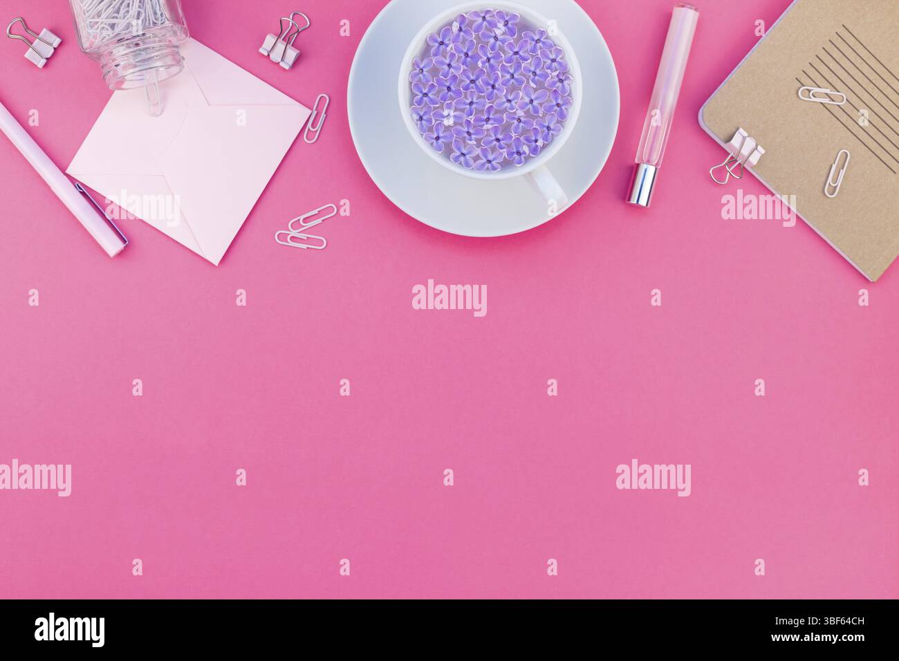 Kreative, oben flach von Arbeitsbereich Schreibtisch gestalteten Design Büromaterial und Tasse Tee mit Kopie Raum auf einem hellen rosa Farbe Papier Hintergrund mini Stockfoto