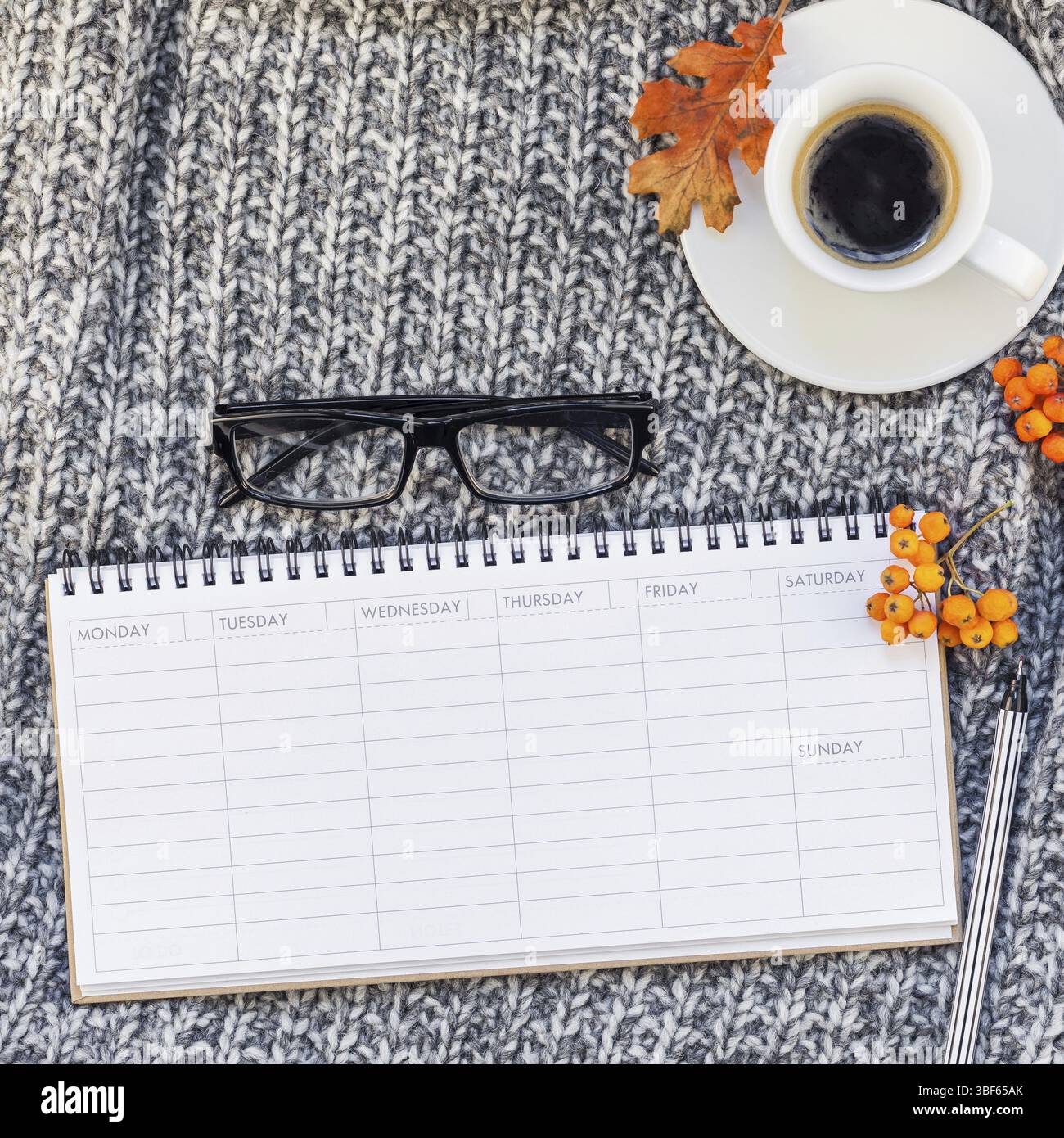 Kreative square Herbst flach overhead Draufsicht stilvolle Home Arbeitsbereich planner organizer Kaffeetasse gemütlichen grau gestrickt plaid Background Copy space. F Stockfoto