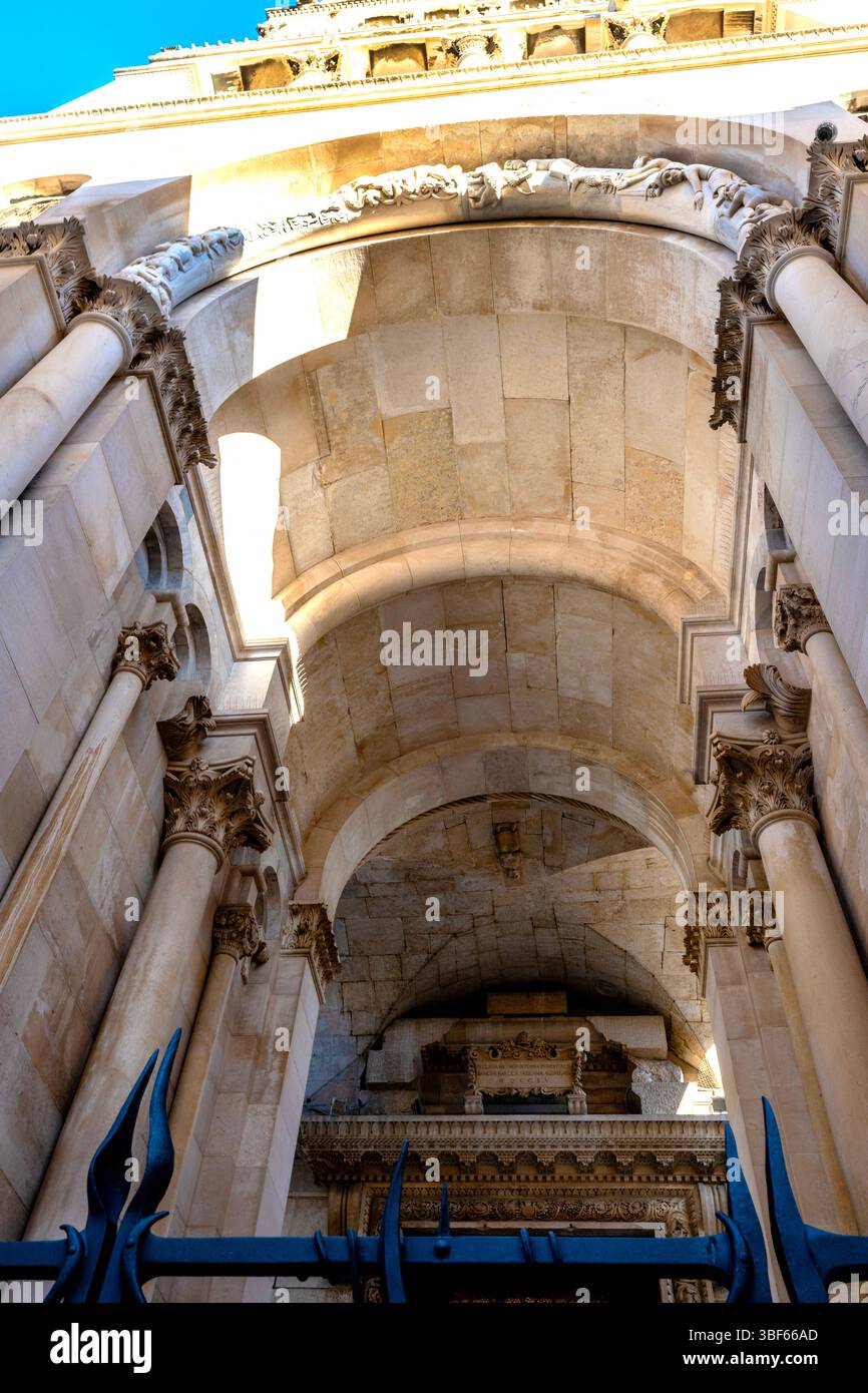 Eintritt in das Baptisterium von Stant John, ehemals der Tempel des Jupiter im Diokletianpalast in Split, Kroatien. Stockfoto