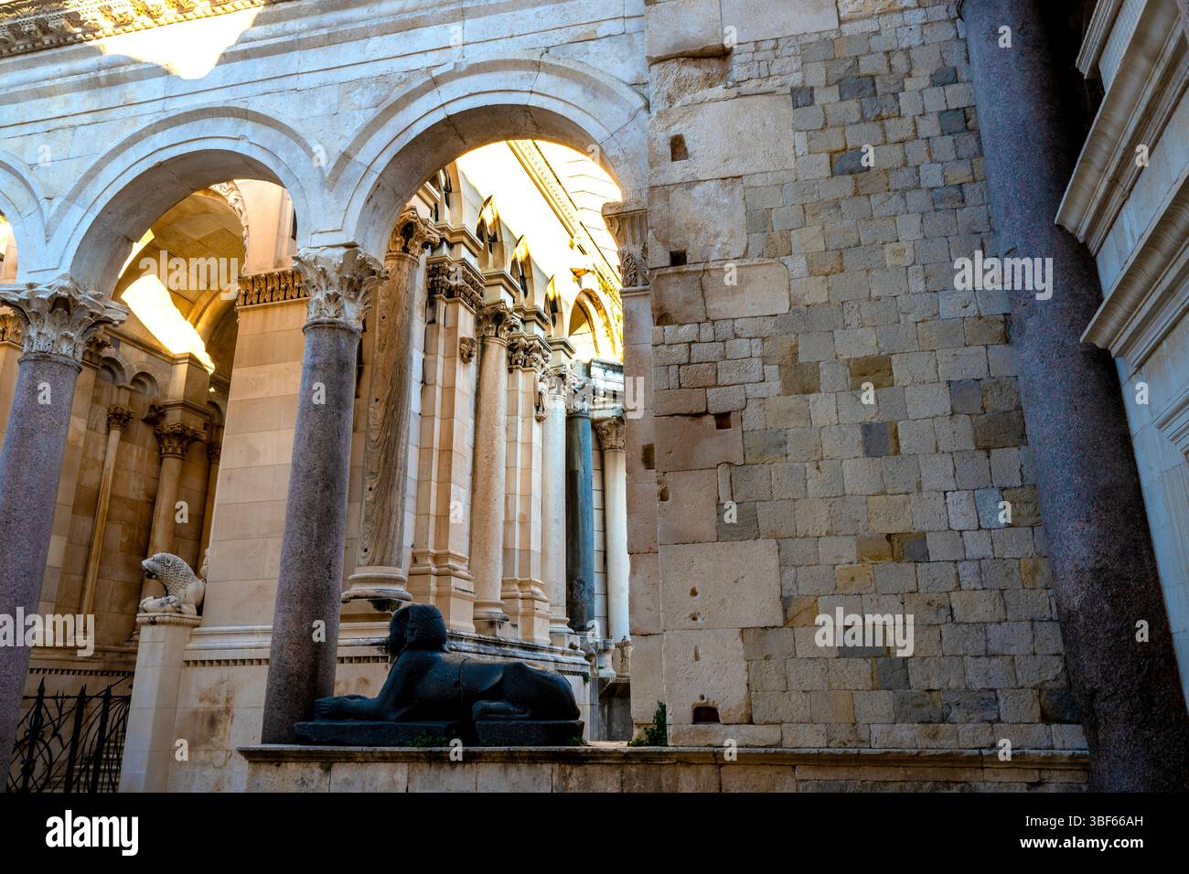 Ägyptische Sphinx im Peristil des Diokletianspalastes, Split, Kroatien. Stockfoto