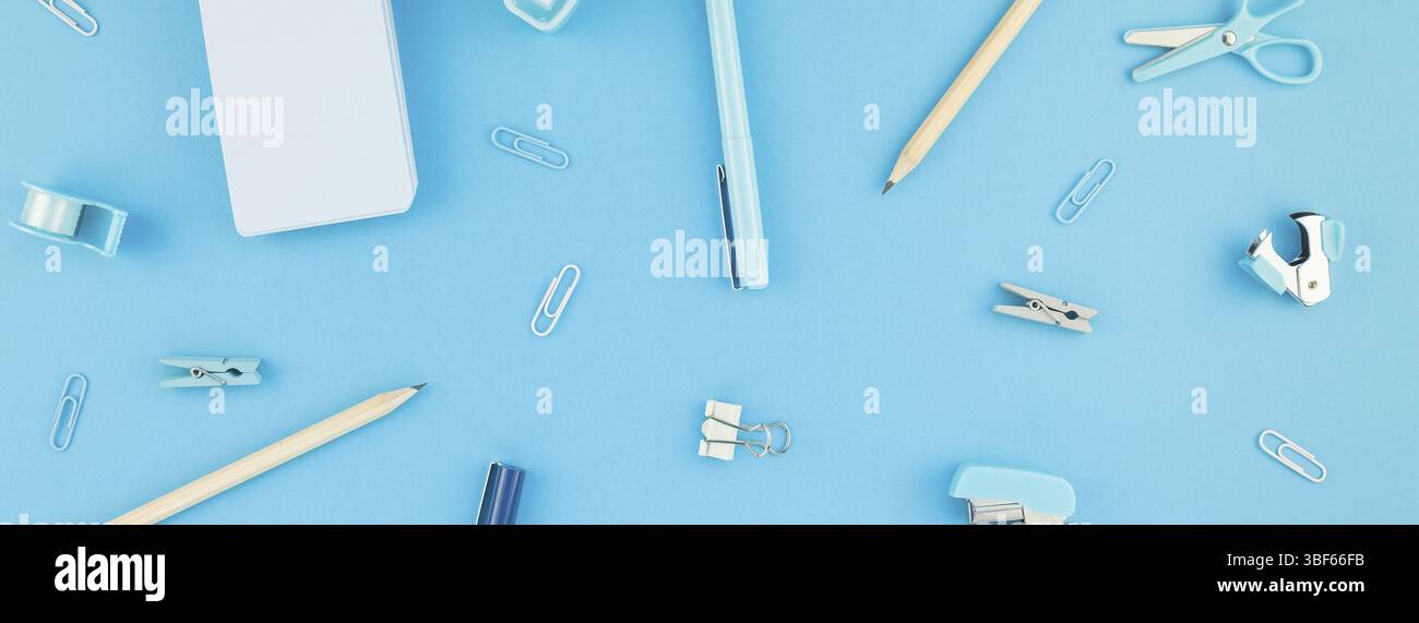 Ansicht von oben flach von Arbeitsbereich Schreibtisch gestalteten Design Schul- und Büromaterial mit Kopie Raum türkis blau Papier Hintergrund minimal Style. Lange Stockfoto