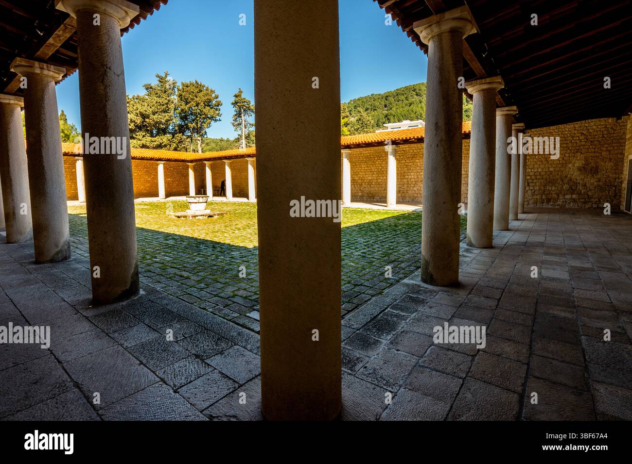 Innenhof im Kastelet-Crikvine-Komplex in Split, Kroatien. Stockfoto