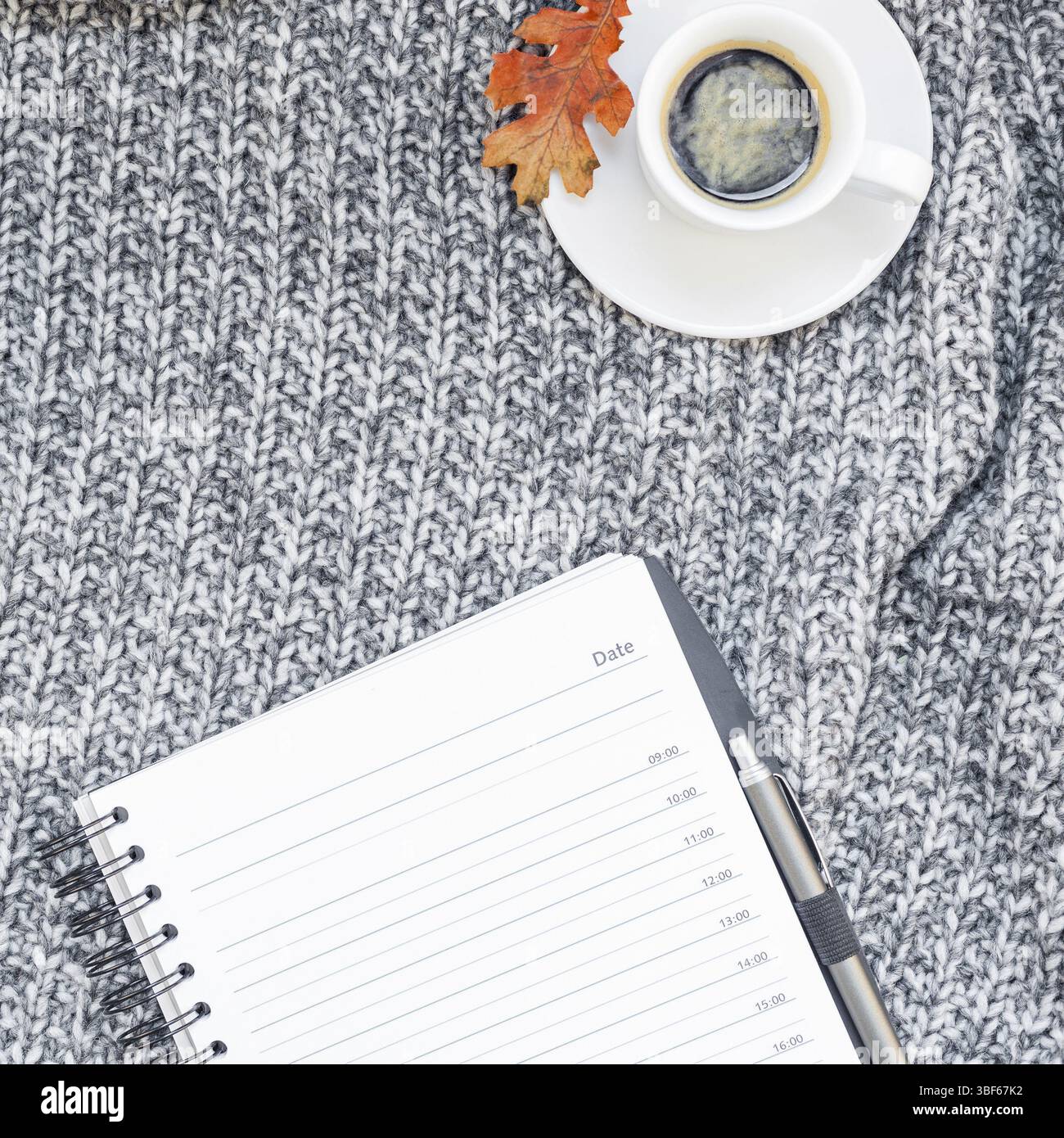 Kreative square Herbst flach overhead Draufsicht stilvolle Home Arbeitsbereich planner organizer Kaffeetasse gemütlichen grau gestrickt plaid Background Copy space. F Stockfoto