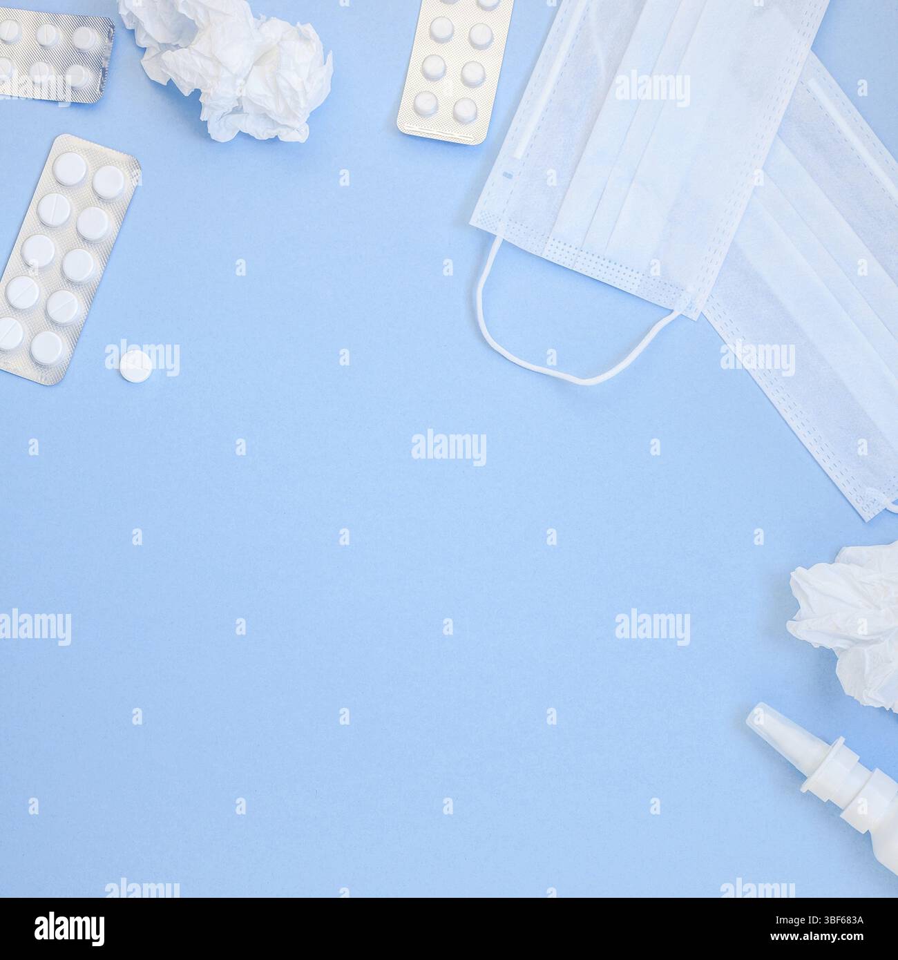 Kreative flach Konzept der saisonale Frühling Allergie mit Servietten, Pillen, Gesichtsmaske und Tropfen in einer Flasche mit Kopie Raum quadratische Hintergrund minimale st- Stockfoto